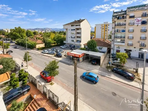Pogled sa terase na gradsku ulicu i okolne zgrade. - image 22