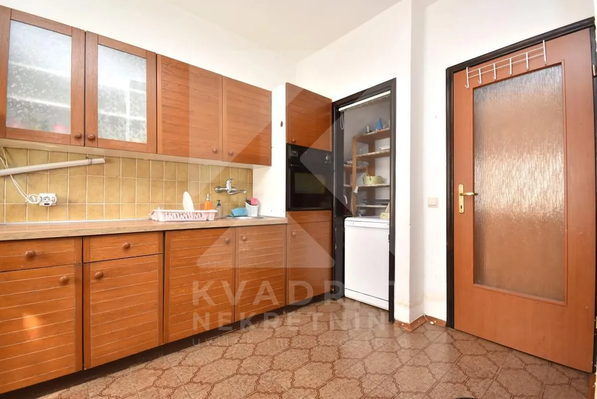 Izdavanje, kuća, 250m², Stari Aerodrom, Podgorica