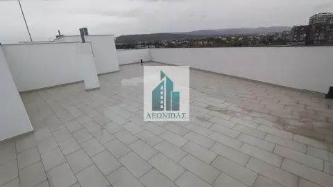 Velika prostrana terasa sa pločicama i pogledom na grad. - image 32