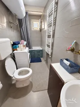 Kupatilo sa tuš kabinom, wc šoljom i veš mašinom. - image 8