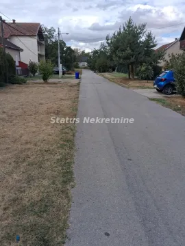Asfaltirana ulica sa kućama i zelenilom u okolini. - image 12