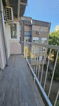 Dugi balkon sa drvenim pločicama i zaštitnom mrežom. - image 22