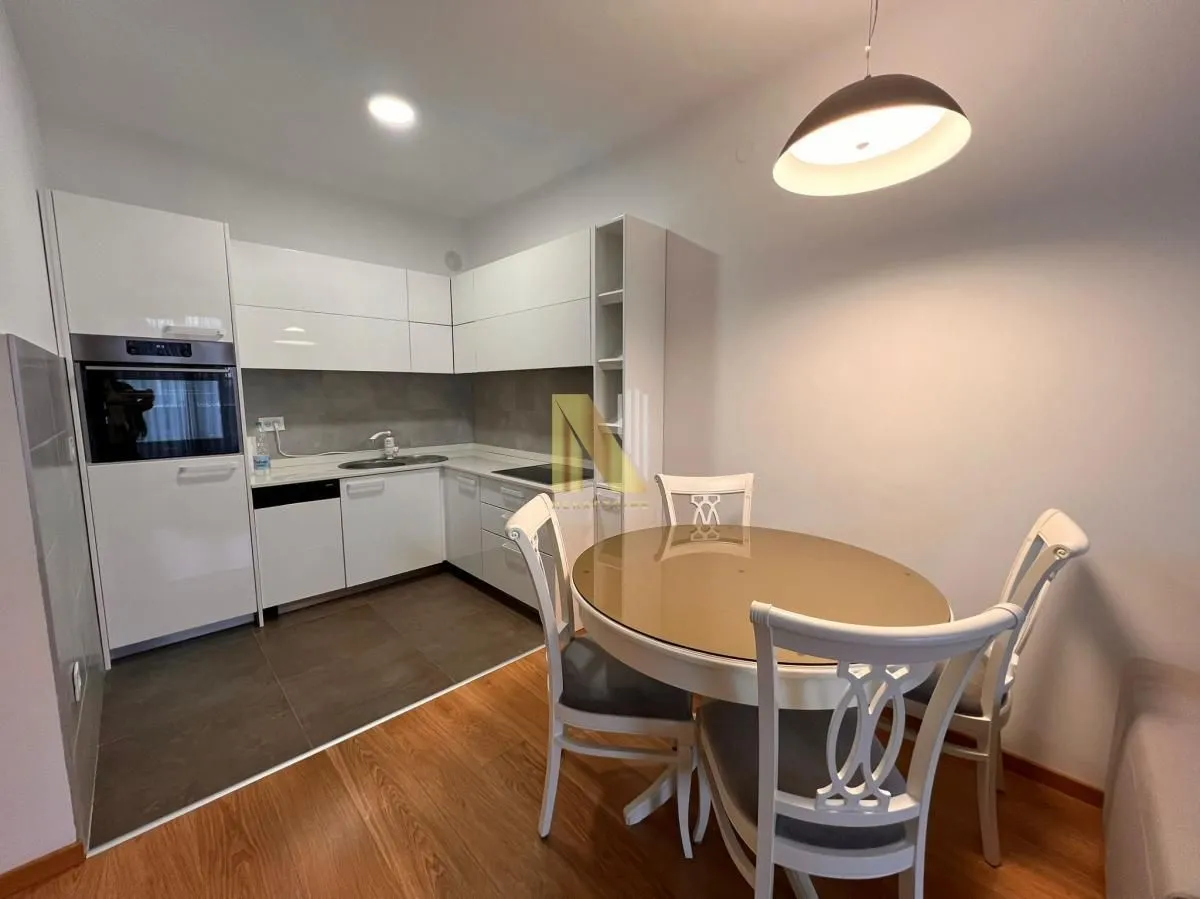 Izdavanje, dvosoban stan, 51m², Centar, Novi Sad