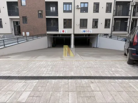 Ulaz u podzemnu garažu stambene zgrade. - image 14
