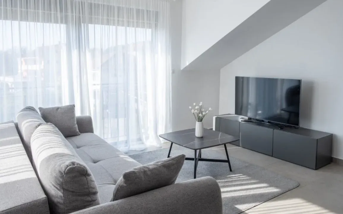 Izdavanje, dvosoban stan, 70m², Gradiošnica, Tivat