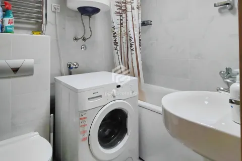 Manje kupatilo sa kadom, umivaonikom, veš mašinom i toaletom. - image 5
