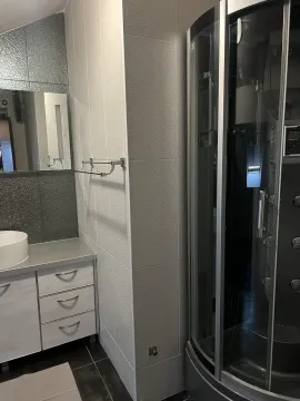 Moderno kupatilo sa tuš kabinom, lavaboom i ogledalom. - image 18