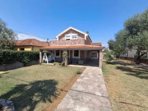 Izdavanje, kuća, 120m², Tološi, Podgorica