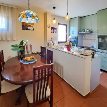 Kuhinja sa trpezarijom i drvenim stolom. - image 16