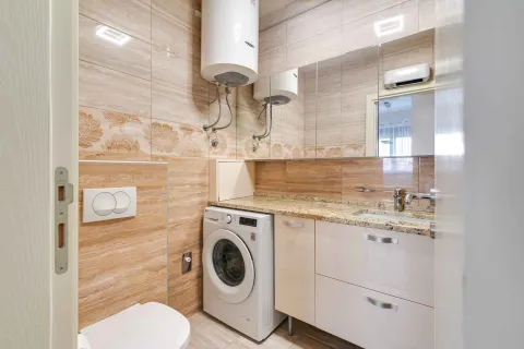 Opremljeno kupatilo sa veš mašinom, umivaonikom i wc šoljom. - image 9