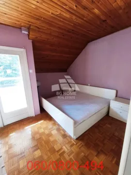 Spavaća soba sa bračnim krevetom, drvenim plafonom i izlazom na terasu. - image 11