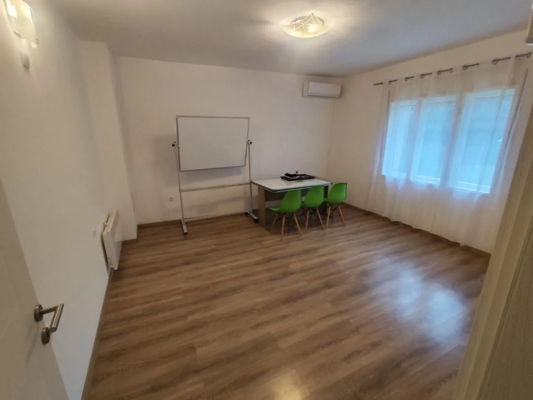 Izdavanje, dvosoban stan, 90m², Gorica C, Podgorica