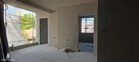 Neopremljena prostorija u izgradnji sa ožbukanim zidovima i prozorima. - image 9