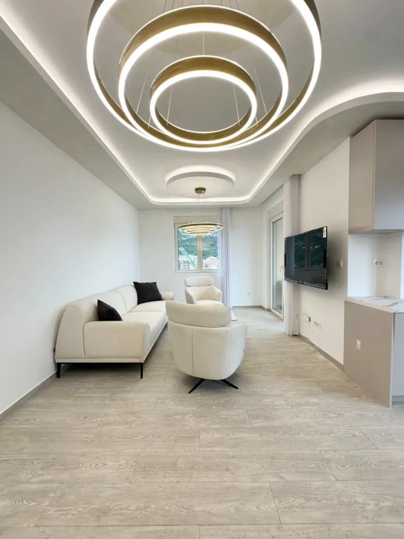 Izdavanje, dvosoban stan, 74m², Bečići, Budva