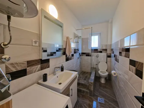 Izdavanje, trosoban stan, 105m², Tivat, Crna Gora - image 6