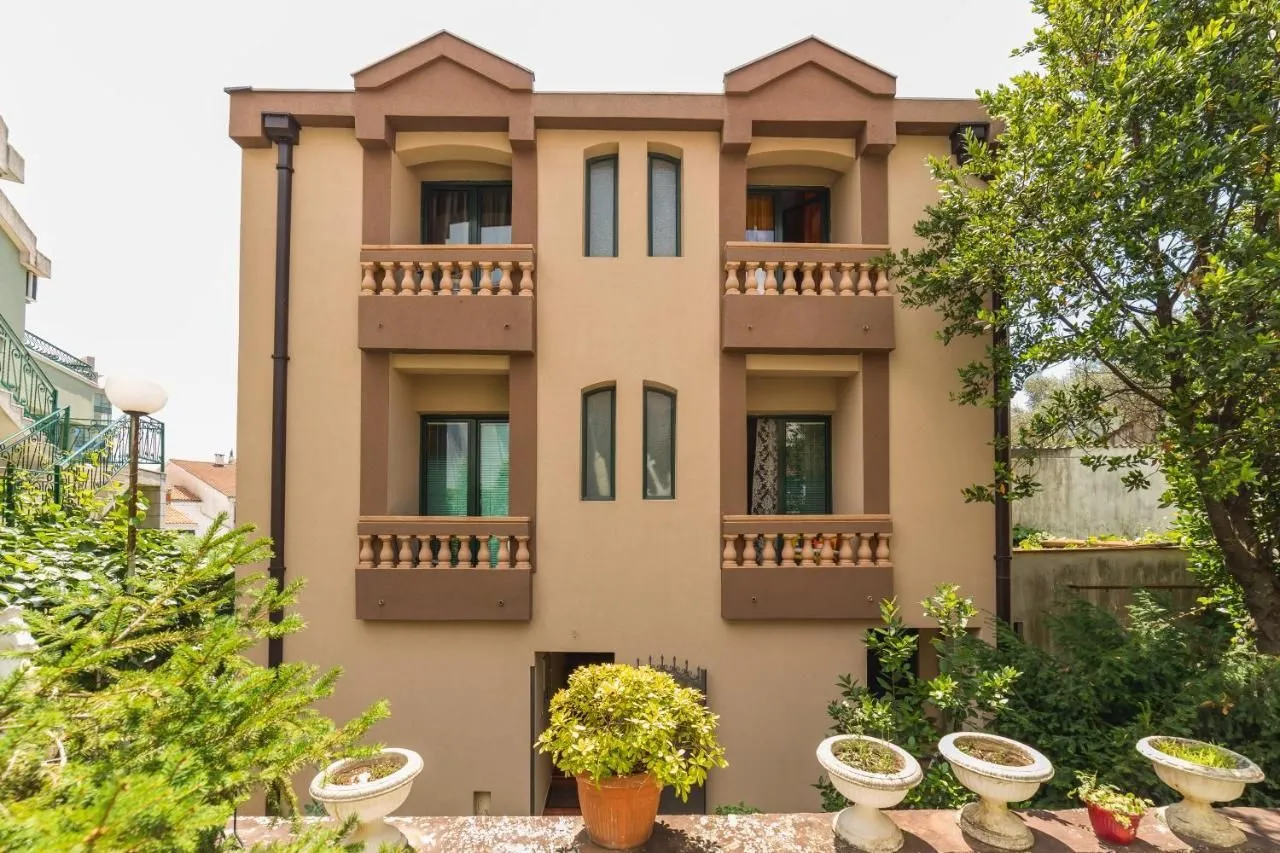 Izdavanje, kuća, 300m², Dubovica, Budva