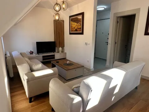 Svijetao i uredan dnevni boravak sa garniturom i TV komodom. - image 7