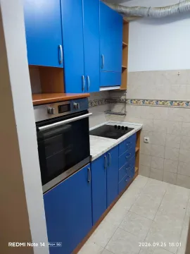Manja kuhinja sa plavim elementima i ugrađenom rernom. - image 3