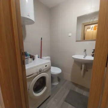 Manje kupatilo sa veš mašinom, umivaonikom i toaletom. - image 5