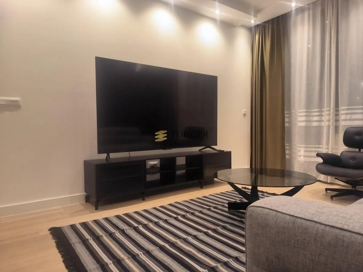 Izdavanje, dvosoban stan, 75m², Savski Venac, Beograd