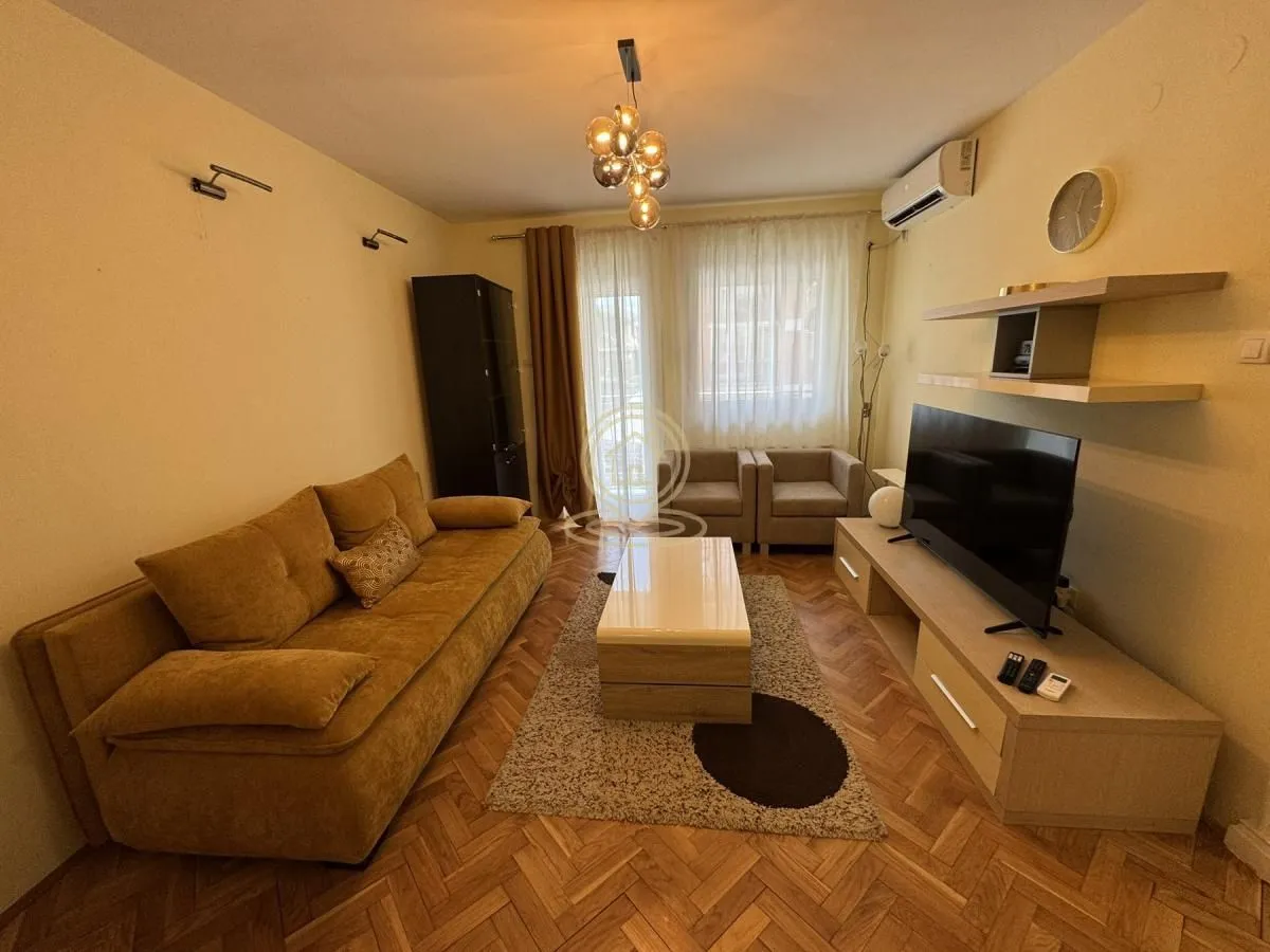 Izdavanje, trosoban stan, 76m², Centar, Novi Sad