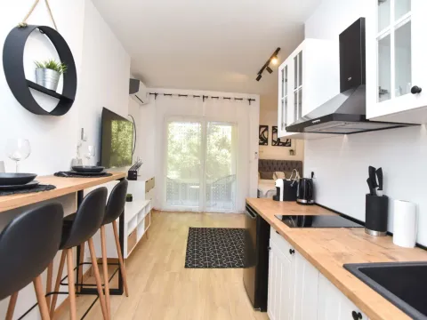 Rent, studio apartment, 30m², Budva, Crna Gora - image 1