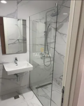 Savremeno opremljeno kupatilo sa tuš kabinom i umivaonikom. - image 2