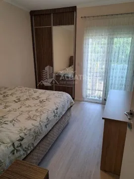 Namještena spavaća soba sa bračnim krevetom, garderoberom i izlazom na terasu. - image 5