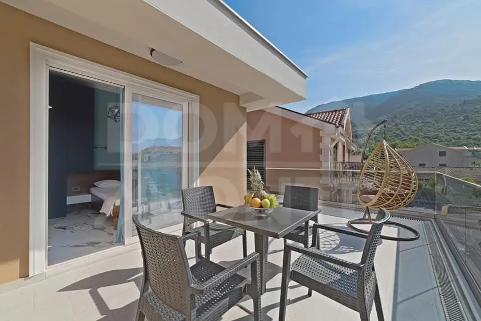Izdavanje, dvosoban stan, 60m², Tivat, Crna Gora