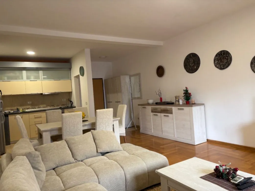 Izdavanje, jednosoban stan, 84m², Bonići, Tivat