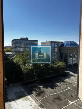 Pogled sa prozora na okolne zgrade i gradsko okruženje. - image 7