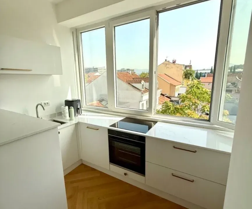 Izdavanje, dvosoban stan, 70m², Centar, Podgorica