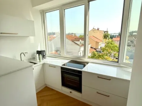 Izdavanje, dvosoban stan, 70m², Centar, Podgorica