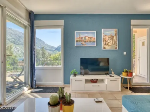 Izdavanje, dvosoban stan, 85m², Muo, Kotor - image 6