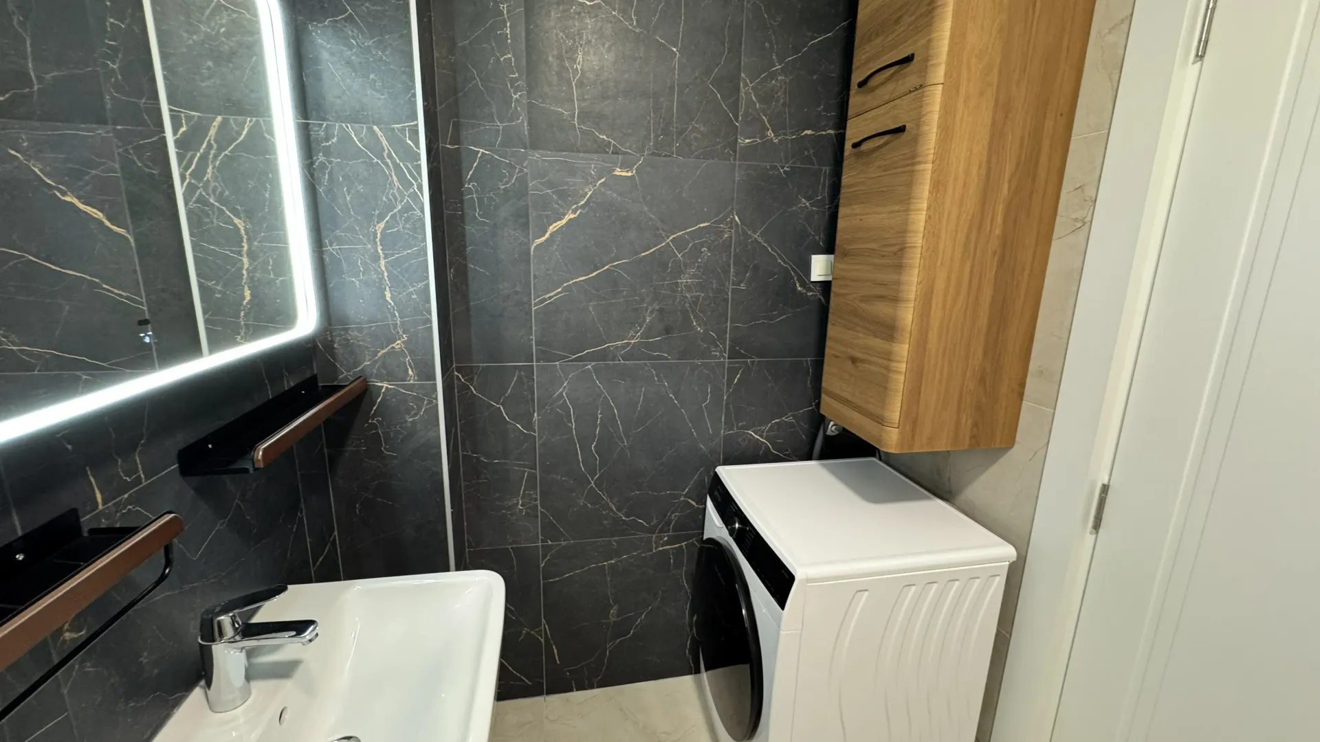 Izdavanje, trosoban stan, 96m², Tološka šuma, Podgorica