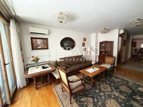 Spacious living room with classic furniture and a rug. - image 14
