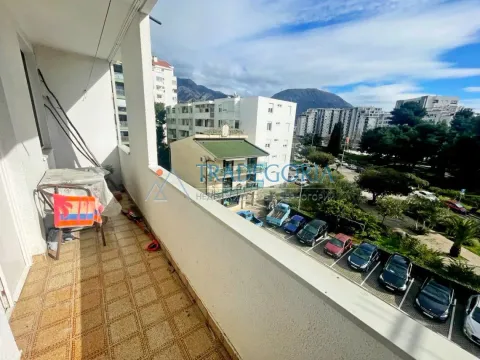 Balkon sa pogledom na grad i parking. - image 3