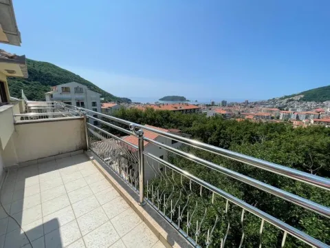 Balkon sa metalnom ogradom i pogledom na grad, zelenilo i more. - image 9