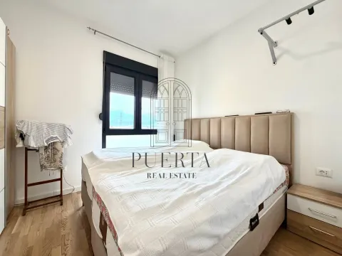 Svjetla spavaća soba sa bračnim krevetom i ormarom. - image 8