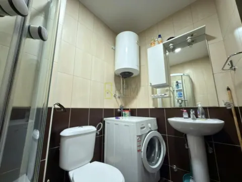 Manje kupatilo sa sanitarijama, tuš kabinom i veš mašinom. - image 3