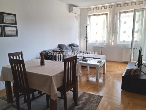 Dnevna soba sa trpezarijom i garniturom za sedenje. - image 2