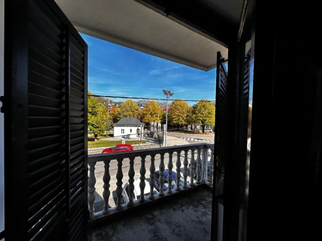 Izdavanje, trosoban stan, 80m², Cetinje, Crna Gora