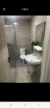 Moderno opremljeno kupatilo sa tuš kabinom. - image 5