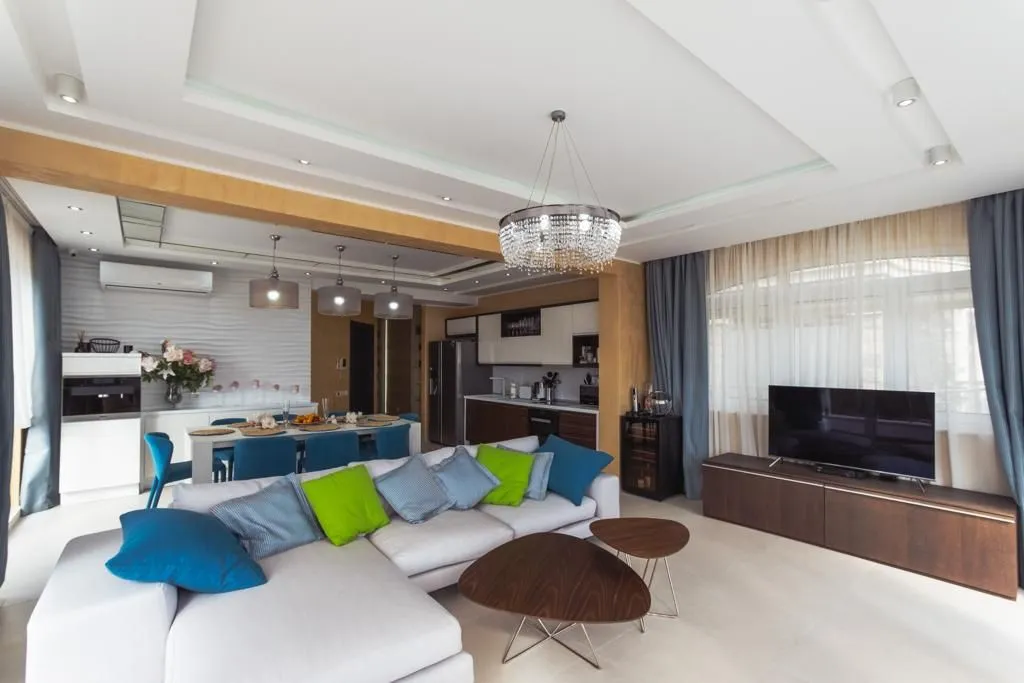 Izdavanje, trosoban stan, 146m², Bečići, Budva