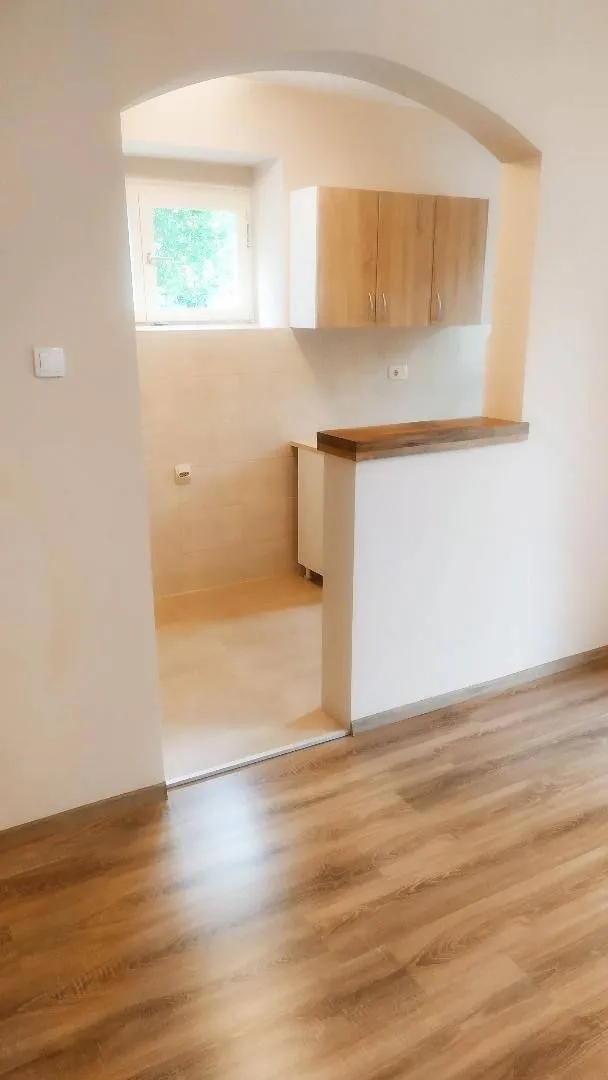 Izdavanje, dvosoban stan, 90m², Gorica C, Podgorica