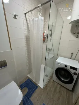 Kupatilo sa tuš kabinom i veš mašinom. - image 7