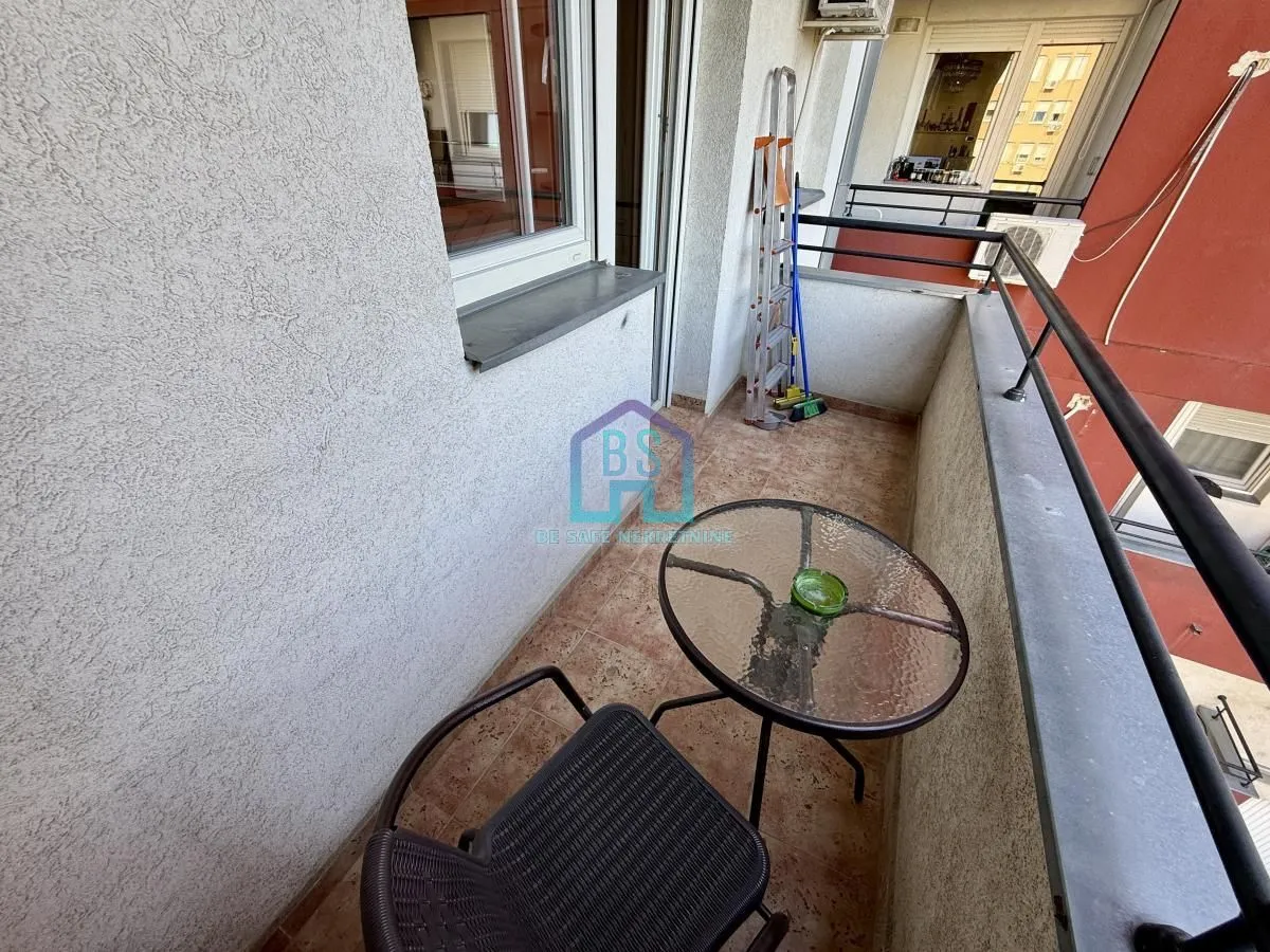 Manji balkon sa stolom i stolicama.