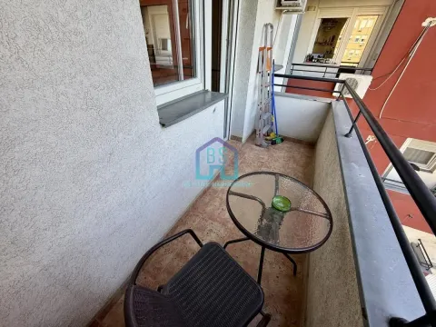 Manji balkon sa stolom i stolicama. - image 5