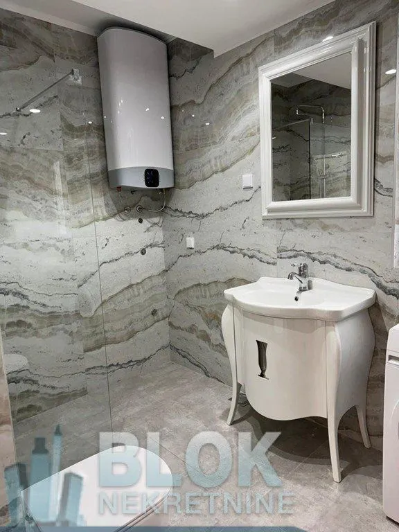 Izdavanje, trosoban stan, 100m², Centar, Podgorica