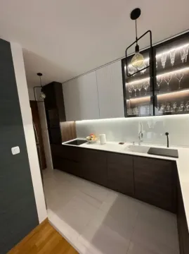 Moderna kuhinja sa ugradnim elementima i osvjetljenjem. - image 3